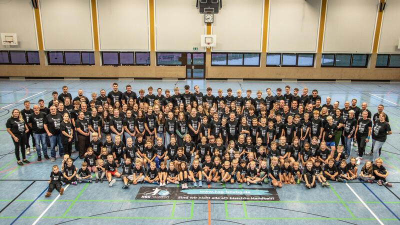 Viele Menschen auf einen Blick: Das ist die HSG Bad Harzburg-Vienenburg 2025/2026. 