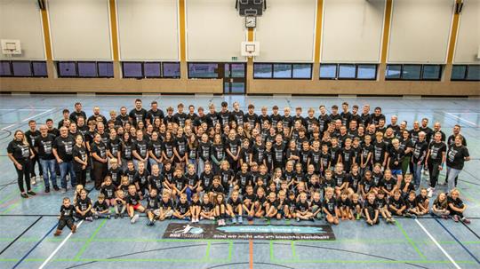 Viele Menschen auf einen Blick: Das ist die HSG Bad Harzburg-Vienenburg 2025/2026. 