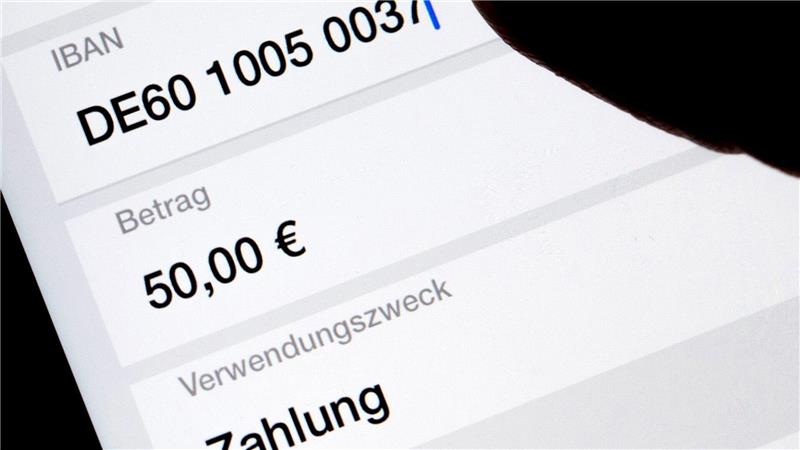 Viele Menschen erledigen Bankgeschäfte am Smartphone oder am heimischen Computer. (Symbolbild)