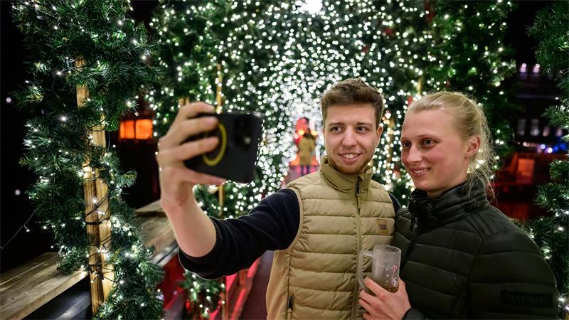 Glühwein im Oktober - Wo die ersten Wintermärkte öffnen Viele Menschen freuen sich über die funkelnden Lichter.