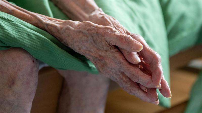 Umfrage: Menschen in Deutschland leiden enorm unter Hitze Viele Menschen glauben, dass die Pflege besonders von Hitze betroffen ist.