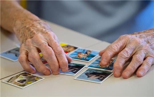 Viele Menschen haben Angst vor einer Demenz-Erkrankung. Regelmäßige Aktivitäten wie Gesellschaftsspiele unterstützen Menschen mit Demenz dabei, ihre Selbstständigkeit zu bewahren.