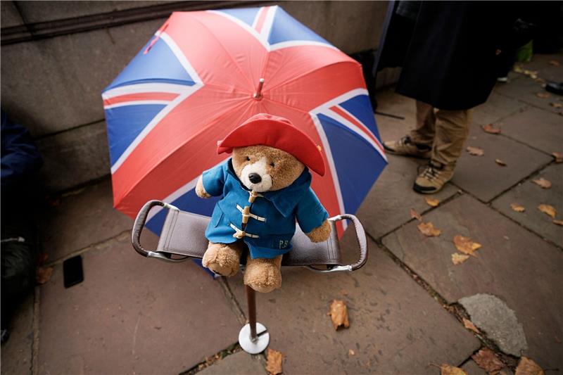 Nach Tod der Queen: 1000 Teddybären werden gespendet Viele Menschen haben nach dem Tod der Queen Paddington-Plüschtiere vor dem Buckingham Palast abgelegt.