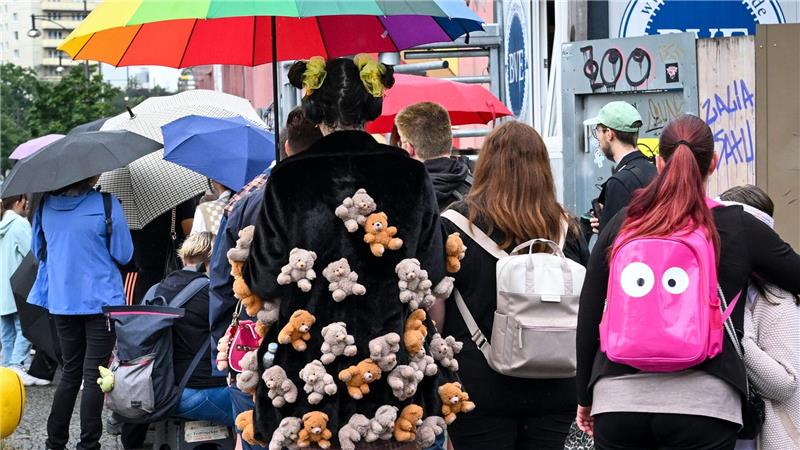 Viele Menschen harrten vor dem Einkaufszentrum aus. 
