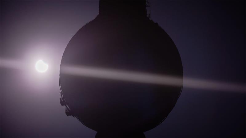 Viele Menschen im Norden hoffen am Mittwoch zur partiellen Sonnenfinsternis auf einen spektakulären Blick in den Himmel. (Archivbild) 