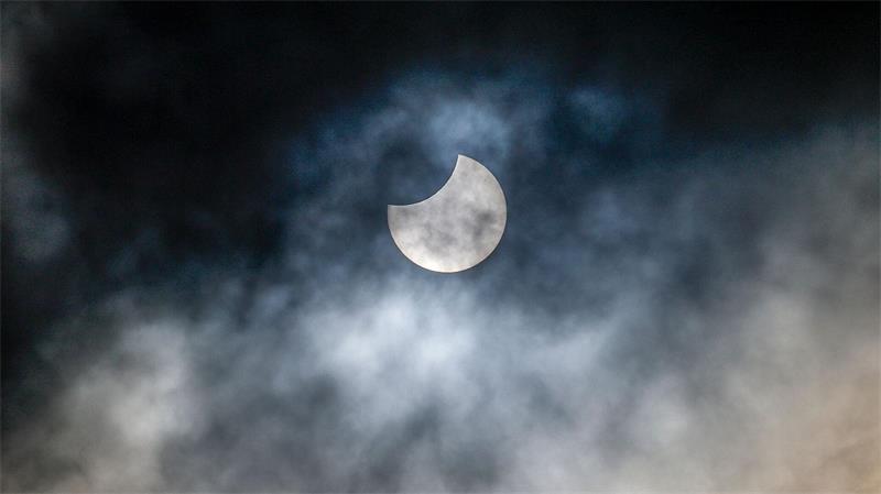 Viele Menschen im Norden hoffen am Mittwoch zur partiellen Sonnenfinsternis auf einen spektakulären Blick in den Himmel. (Archivbild) 
