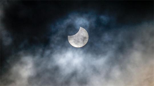Viele Menschen im Norden hoffen am Mittwoch zur partiellen Sonnenfinsternis auf einen spektakulären Blick in den Himmel. (Archivbild) 
