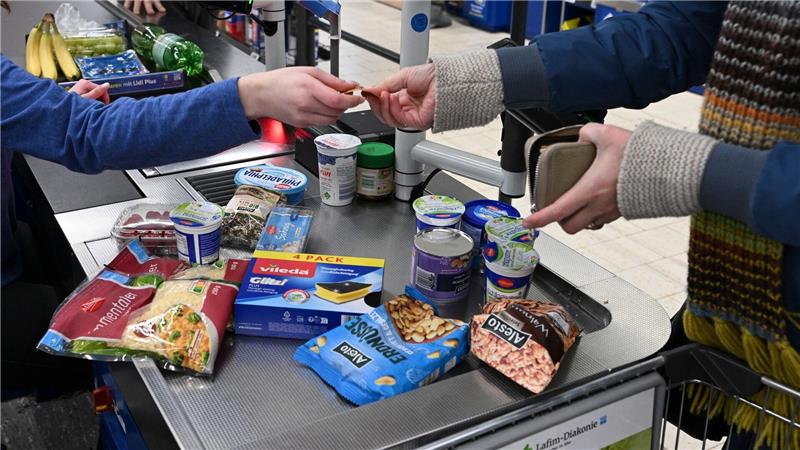 Viele Menschen in Deutschland kaufen mehrmals pro Woche Lebensmittel. (Symbolbild)