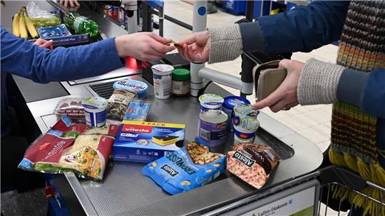 Viele Menschen in Deutschland kaufen mehrmals pro Woche Lebensmittel. (Symbolbild)