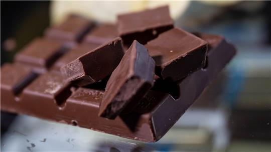 Viele Menschen in Deutschland naschen gern Schokolade - nicht nur abends auf der Couch. (Archivbild)