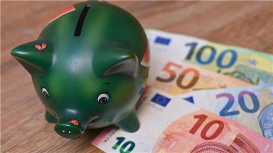 Deutsche sparen weniger – international aber weit vorn Viele Menschen in Deutschland sparen regelmäßig. (Symbolbild)