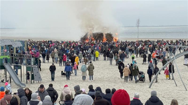 Viele Menschen kamen im vergangenen Jahr am Karsamstag zum traditionellen Osterfeuer auf der Nordseeinsel Norderney an den Weststrand. (Archivbild)