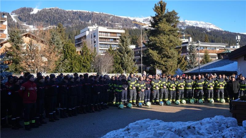 Viele Menschen kamen zusammen, um der Opfer der Brandkatastrophe zu gedenken.