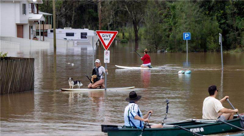 Schon fünf Tote bei massiven Überschwemmungen in Australien Viele Menschen konnten sich nur noch mit Booten und Paddleboards fortbewegen.