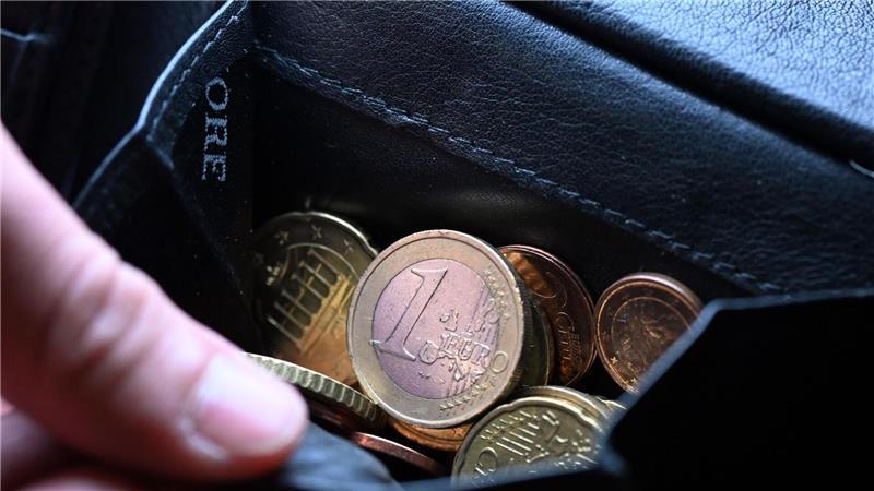 Viele Menschen machen sich Sorgen - auch wegen hoher Preise. (Symbolbild)