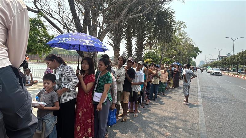 Zahl der Toten in Myanmar steigt: Beben baute sich lange auf Viele Menschen müssen lange auf Lebensmittel warten.