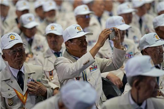 Viele Menschen nahmen an der Zeremonie zum 73. Jahrestag des Ausbruchs des Koreakriegs teil.