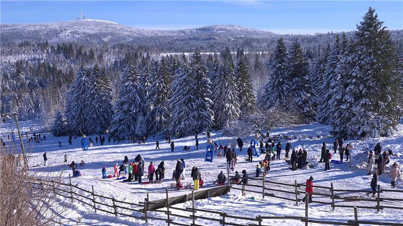 Viele Menschen nutzen das gute Wetter und den vielen Schnee im Oberharz.