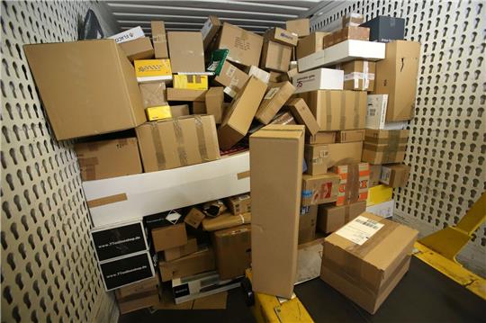 Viele Menschen schicken ihre bestellten Sachen zurück.