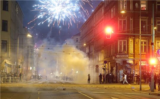 Viele Menschen sind laut einer Umfrage keine Fans vom großen Böllern und Raketenzünden an Silvester.