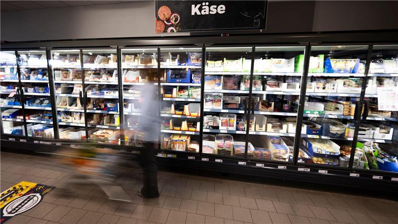 Teure Lebensmittel - Verbraucher kaufen anders ein Viele Menschen stellen aufgrund der höheren Lebensmittelpreise ihr Einkaufsverhalten um. (Archivbild)