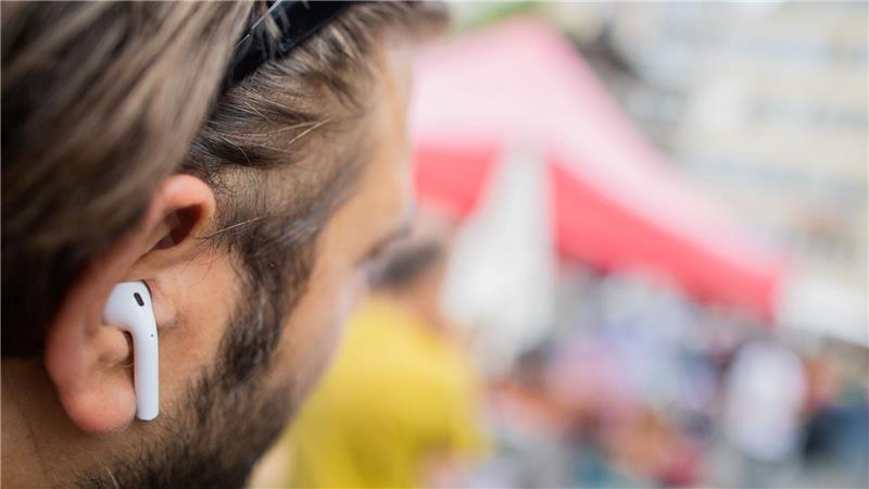 Trotz Gerüchten im Netz: Bluetooth-Kopfhörer unbedenklich Viele Menschen tragen Kopfhörer im Ohr. (Symbolbild)