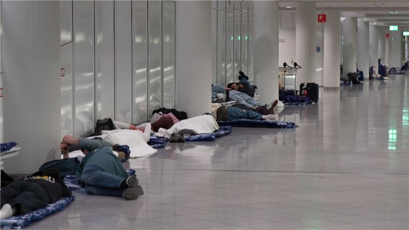 Viele Menschen übernachteten im Flughafen.