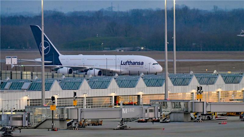 Viele Menschen warten dringend auf die Heimreise - doch dieses Flugzeug fliegt ohne Passagiere. 
