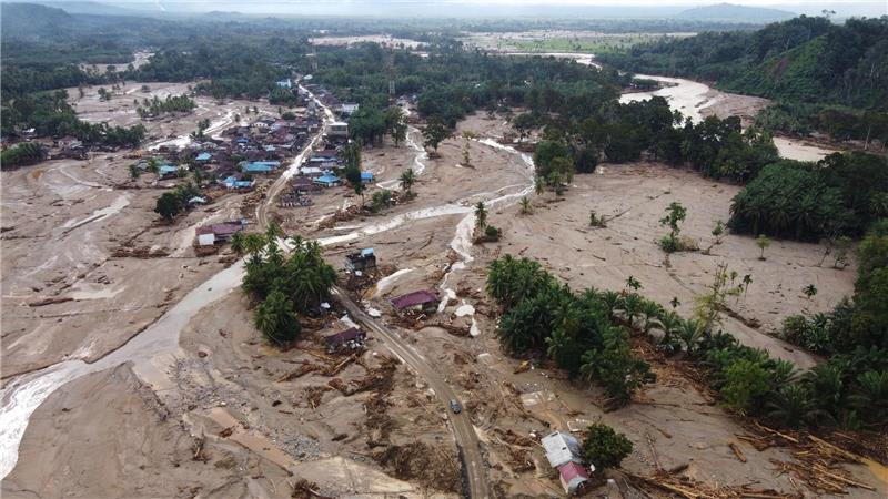 Fluten in Indonesien: Zahl der Toten steigt auf mehr als 600 Viele Menschen warten noch immer auf Hilfe.