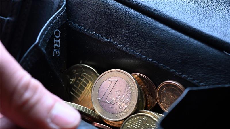 Inflation bremst viele Menschen bei privater Altersvorsorge Viele Menschen würden gerne mehr fürs Alter sparen, können es sich aber nicht leisten. (Symbolbild)