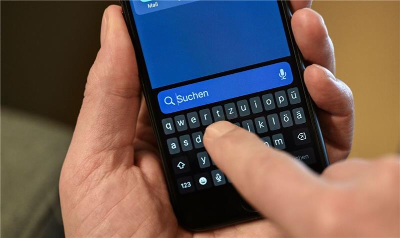 So nutzen Babyboomer die Medien Viele Menschen zwischen 55 und 75 Jahre nutzen Smartphones.