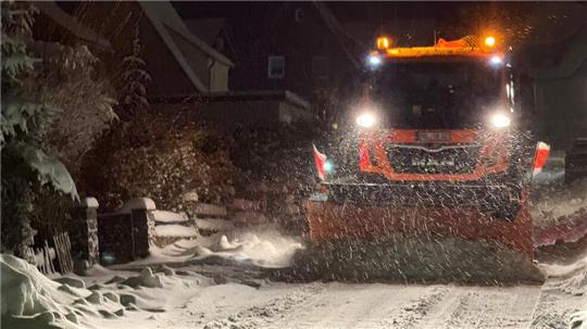 Viele Nebenstraßen in Braunlage, wie im Bild der Schlesierweg, werden breit aufgepflügt, und die Anwohner müssen deshalb den Gehweg vor ihrem Haus nicht vom Schnee befreien.