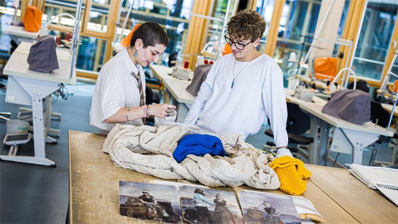 Sind Trachten in? Was Modedesigner von Helgoland mitbrachten Viele Originaltrachten, die als Inspiration für die Mode-Studierenden Maryam Sadati (l.) und Kenio Seyboldt dienen konnten, gibt es nicht mehr.