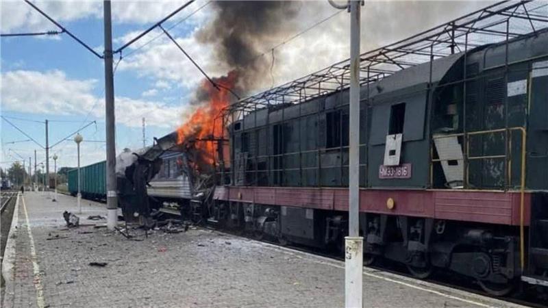 Viele Passagiere wurden bei dem Angriff auf einen Bahnhof in Schostka verletzt.