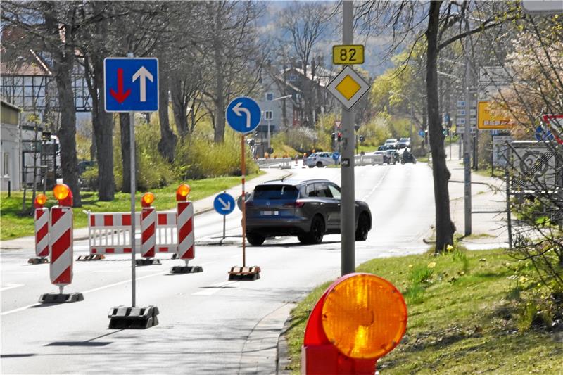Viele Pkw-Fahrer lassen sich durch die Straßensperrungen nicht abhalten und umfahren die Verkehrsschilder im Slalom. Kleines Bild: Eine Absperrung an der Riechenberger Spange weist auf die Bauarbeiten an der Astfelder Straße hin.  Fotos: Roß