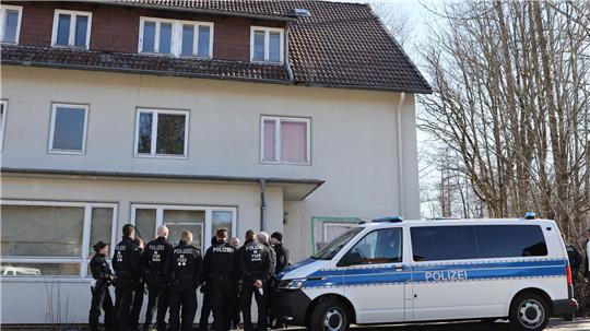 Viele Polizisten durchsuchen am Mittwochmorgen ein Gebäude in der Bauhofstraße.