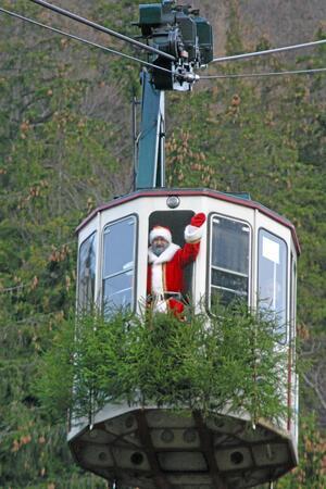 Der Nikolaus winkt fröhlich aus der Bergbahn-Gondel. Viele Protagonisten haben den Nikolaus schon verkörpert, unvergessen Bad Harzburgs ehemaliger Stadtjugendpfleger Ralph Starke, verkleidet als Nikolaus.
