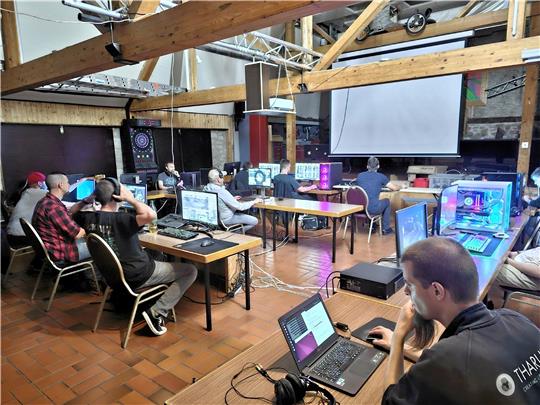Viele Rechner, bunte Lichter und ein Kabelsalat: Die Retro-Lan-Party lockt einige Spielbegeisterte in den Jugendtreff. Foto: Privat
