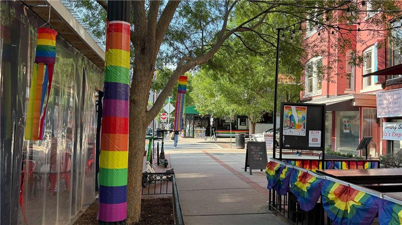 Viele Restaurants, Bars, Geschäfte und Vorgärten sind während der Worldpride mit Regenbogenflaggen dekoriert. 