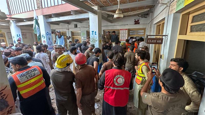 Viele Rettungskräfte und Freiwillige sind im Einsatz.