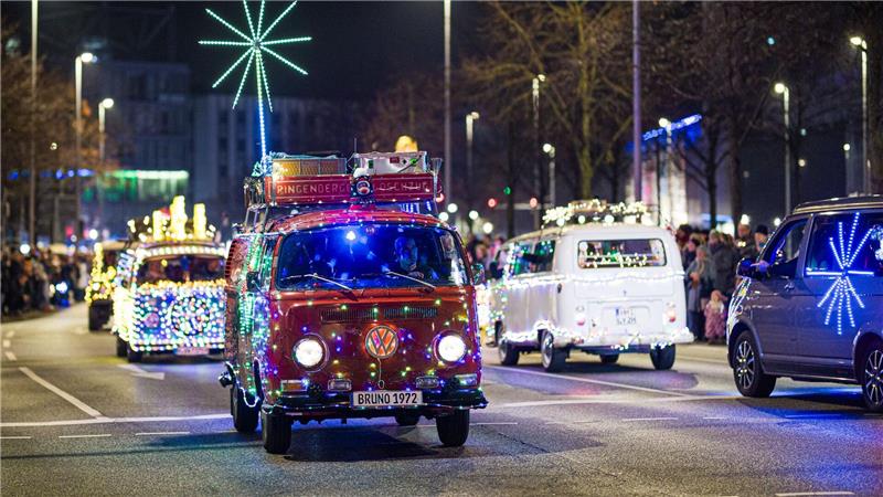 Viele Schaulustige verfolgten die glitzernden Oldtimer.
