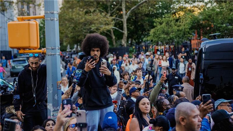 Viele Schaulustige versammelten sich vor dem Gericht. 