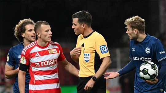 Viele Schiedsrichter, hier Harm Osmers, standen in der zweiten Pokal-Runde im Fokus.