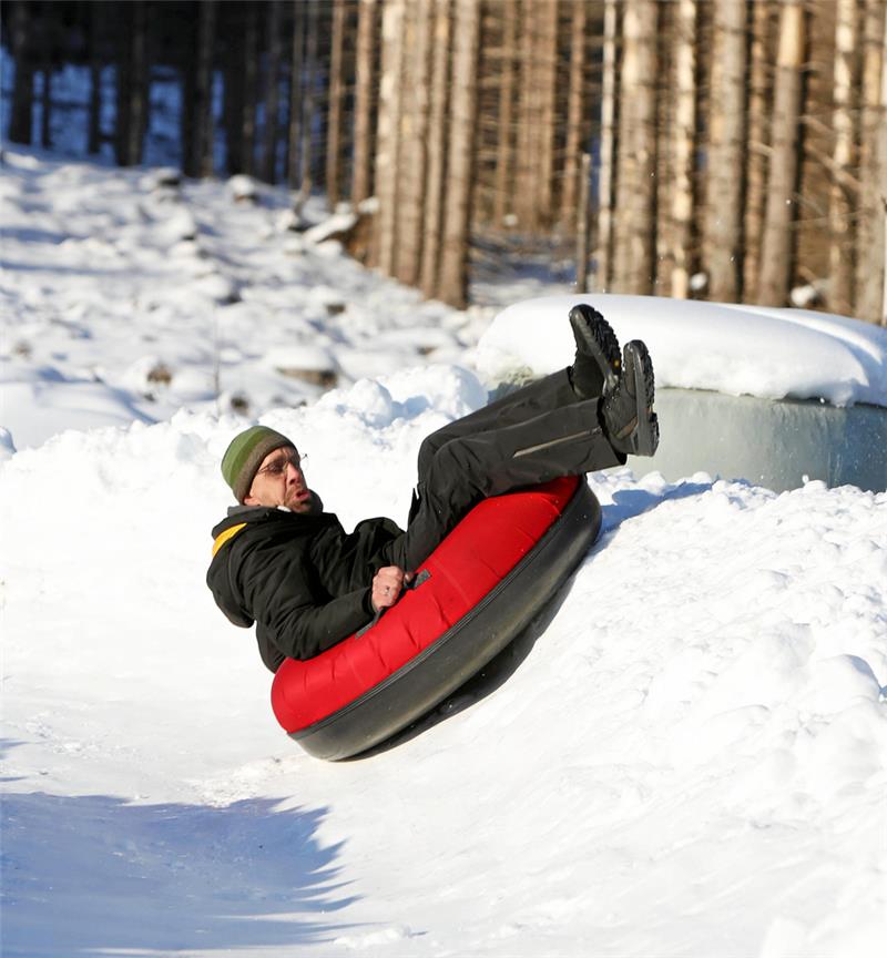 Viele Schneebegeisterte nutzten das sonnige Wetter am Samstag für einen Besuch am Wurmberg. Einige wagemutige trauten sich auch in die Snowtubing Bahn.
