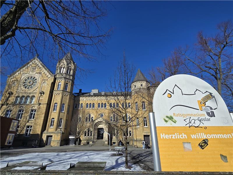 Das Foto zeigt ein historisches Gebäude, in dem das Ratsgymnasium in Goslar untergebracht ist.