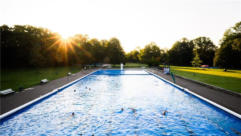 Bäderallianz fordert eine Milliarde für Schwimmbadplan Viele Schwimmbäder sind in die Jahre gekommen, Sanierungs- und Energiekosten belasten die Kommunen. Der Initiative Bäderallianz schlägt einen bundesweiten Schwimmbadplan mit großen Investitionen vor.