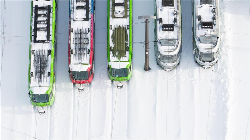 Sturm „Elli“ zieht ab, Frost kommt – Probleme im Bahnverkehr Viele Stadtbahnen in Hannover blieben im Betriebshof.