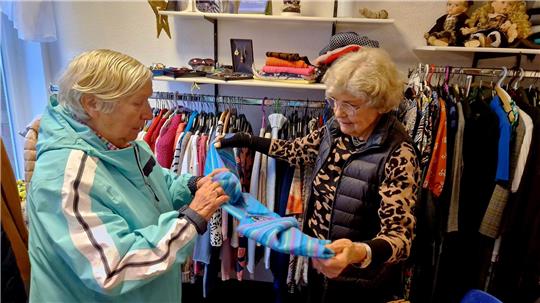 Viele Stammkundinnen wie Antje Schick-Dekowski (l.) wissen die ehrliche Beratung von Margot Neumann zu schätzen.