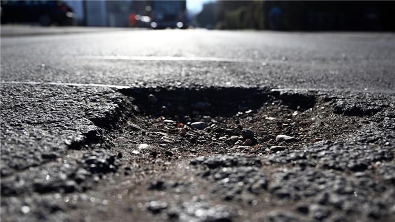 Viele Straßen im Land sind sanierungsbedürftig (Symbolbild)