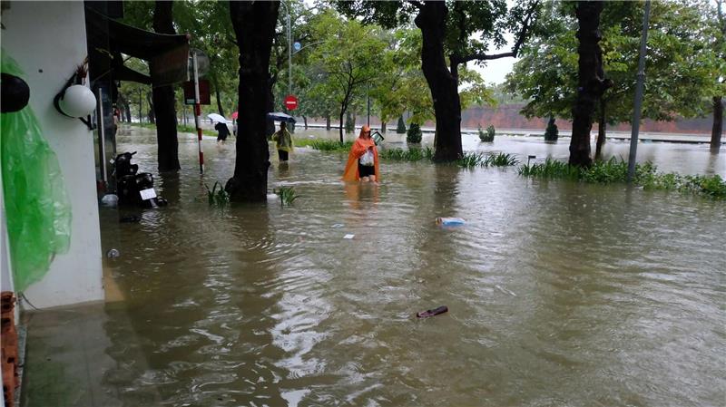 Rekordregen in Vietnam – historische Städte unter Wasser Viele Straßen in Hue standen unter Wasser.